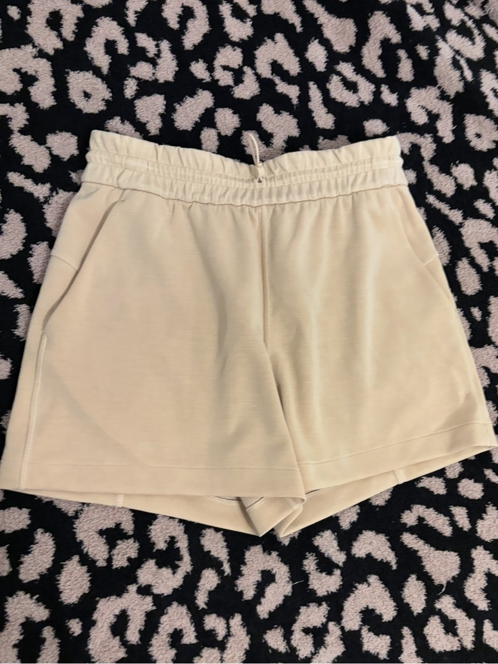 Lululemon Softstreme High-Rise Shorts 4” Beige Size 6 EUC